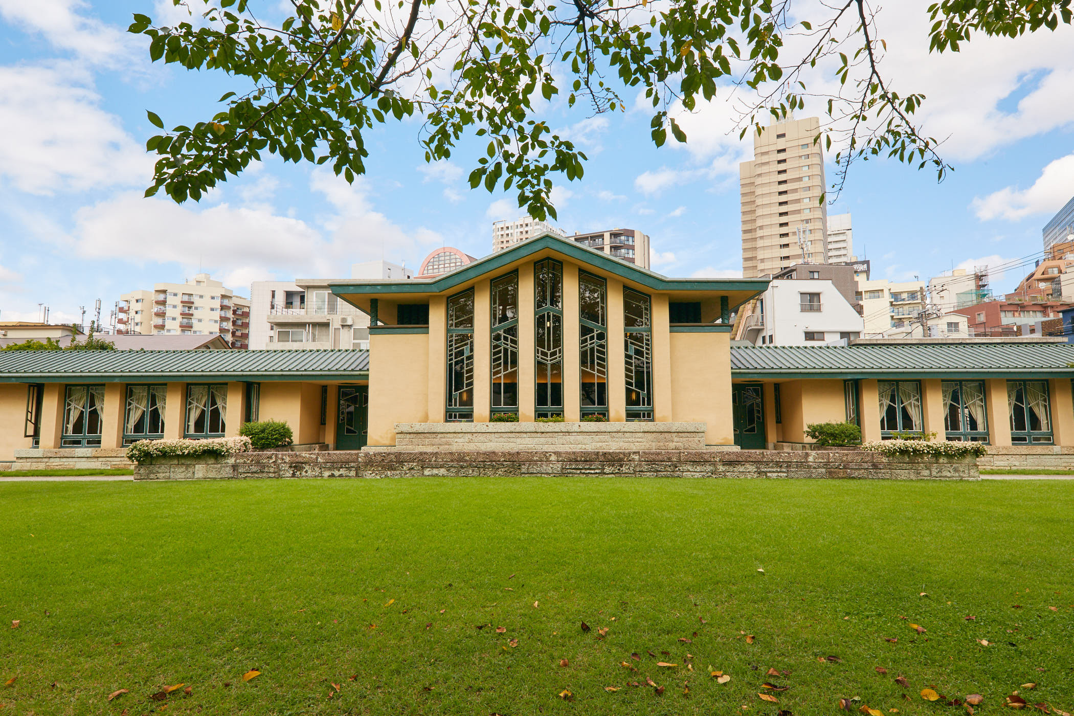 Tokyo, Japan. 13th Nov, 2018. The dining room at Frank Lloyd Wright's Jiyu  Gakuen Girls' School Myonichikan (''The School of the Free Spirit''),  Tokyo, Japan, Tuesday November 13, 2018, is one of