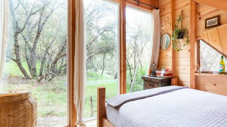 The stripped-back nature cabin in Oakhurst