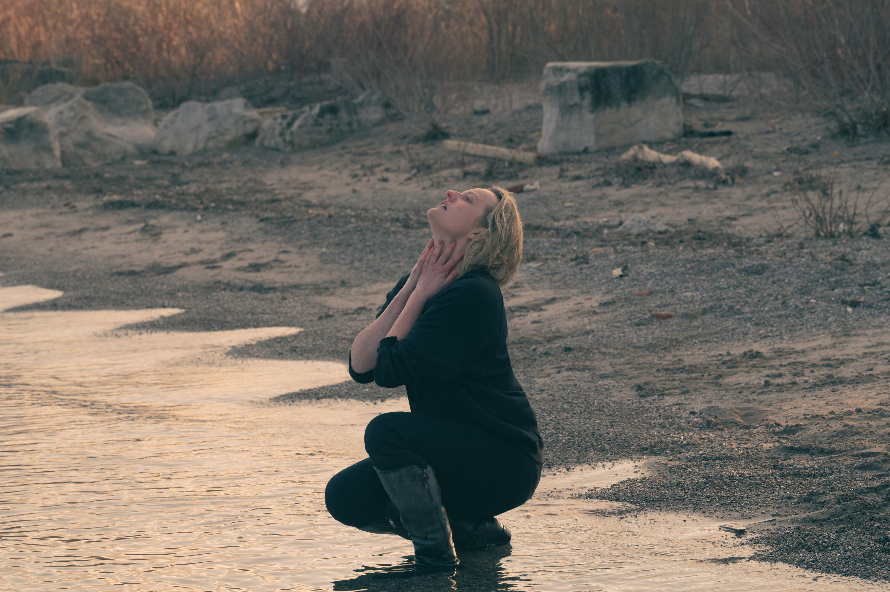 Elisabeth Moss (June) em The Handmaid’s Tale
