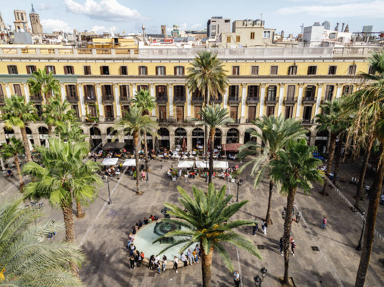 Castellers en la plaça Reial