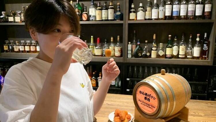 Lawson and Osake-no-Bijutsukan konbini bar in Shinjuku, whisky barrel