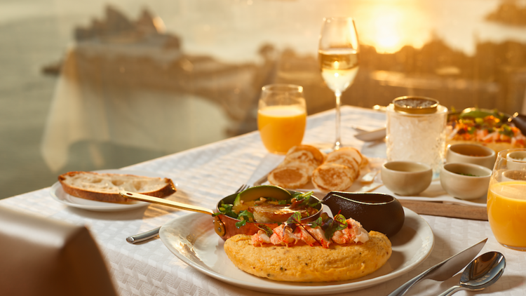 Lobster and Champagne breakfast at Shangri-La Sydney