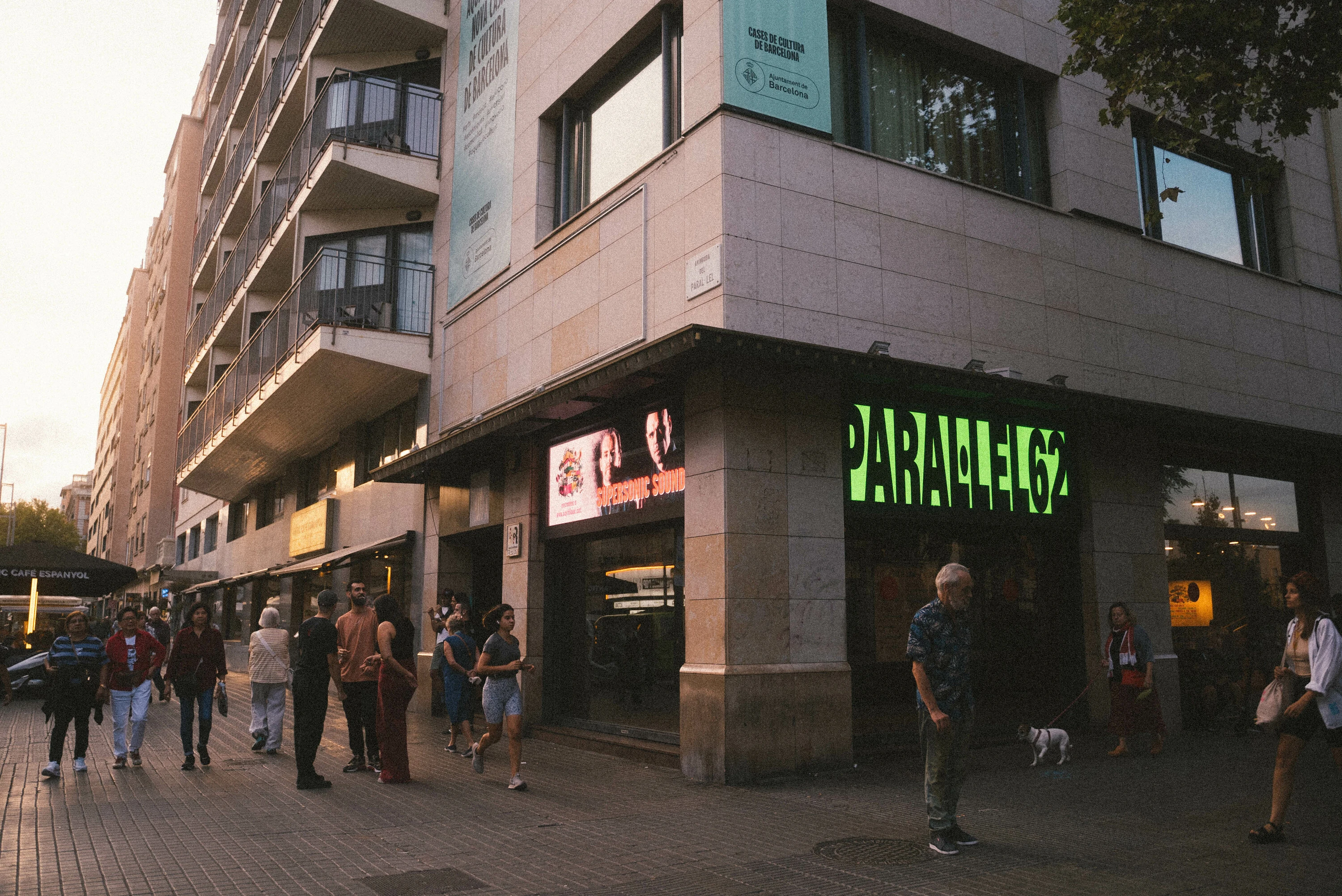 Foto: Exterior Sala Paral&middot;lel 62