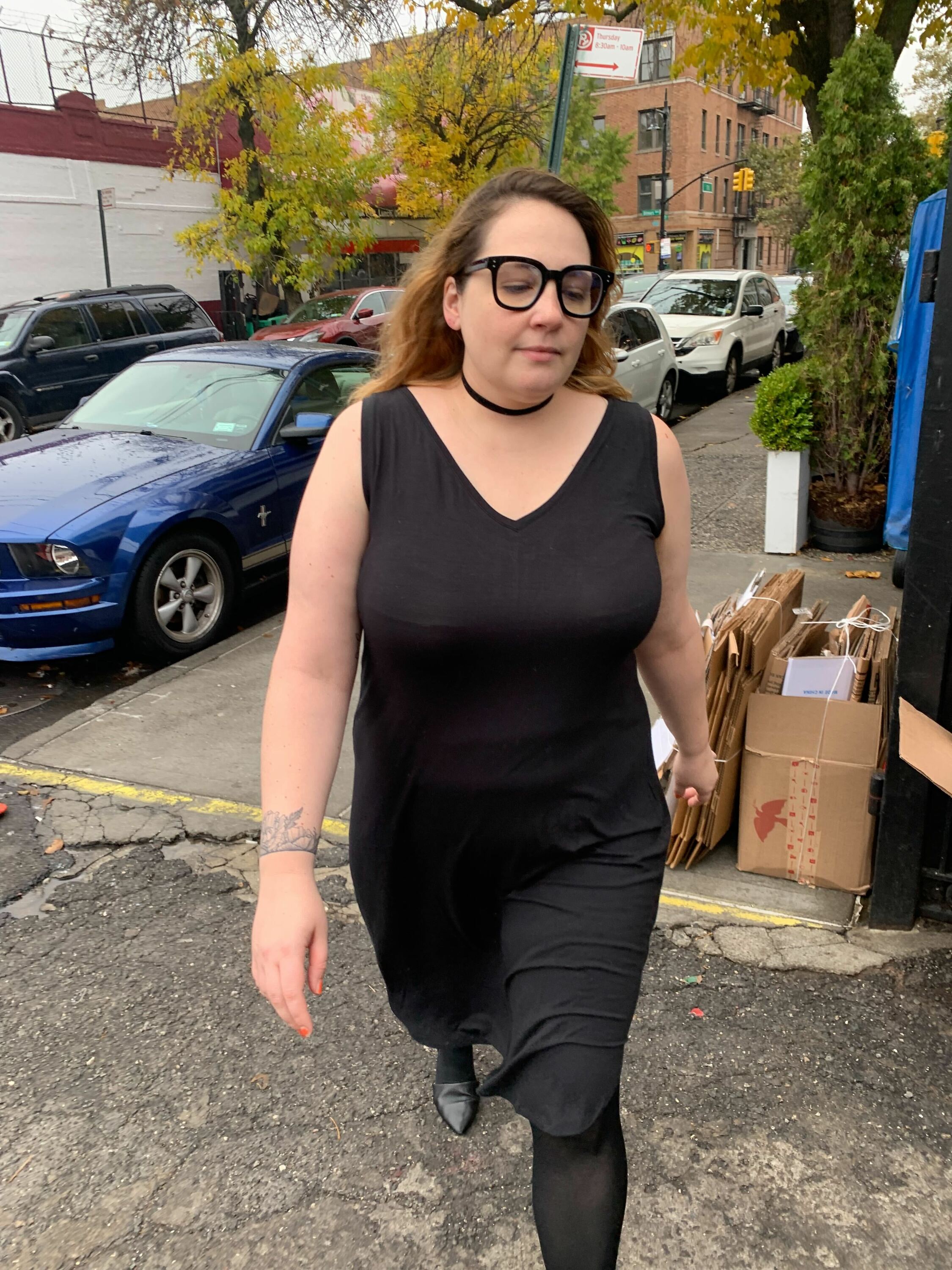 A woman dressed up as Anna Delvey.