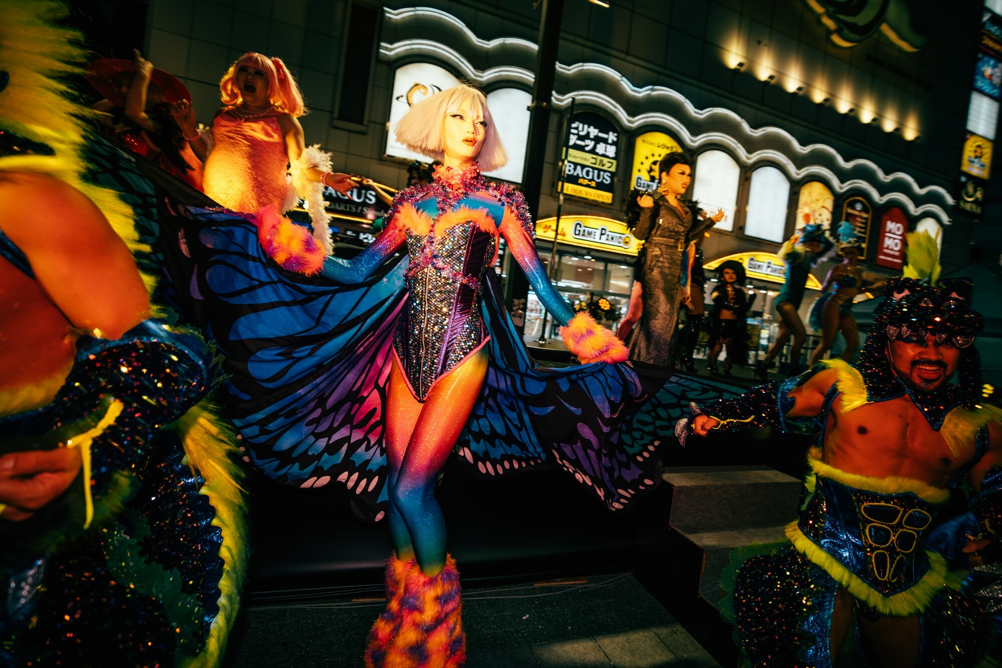 新宿・トー横で街の魅力伝えるストリートショー「歌舞伎超祭」が開催