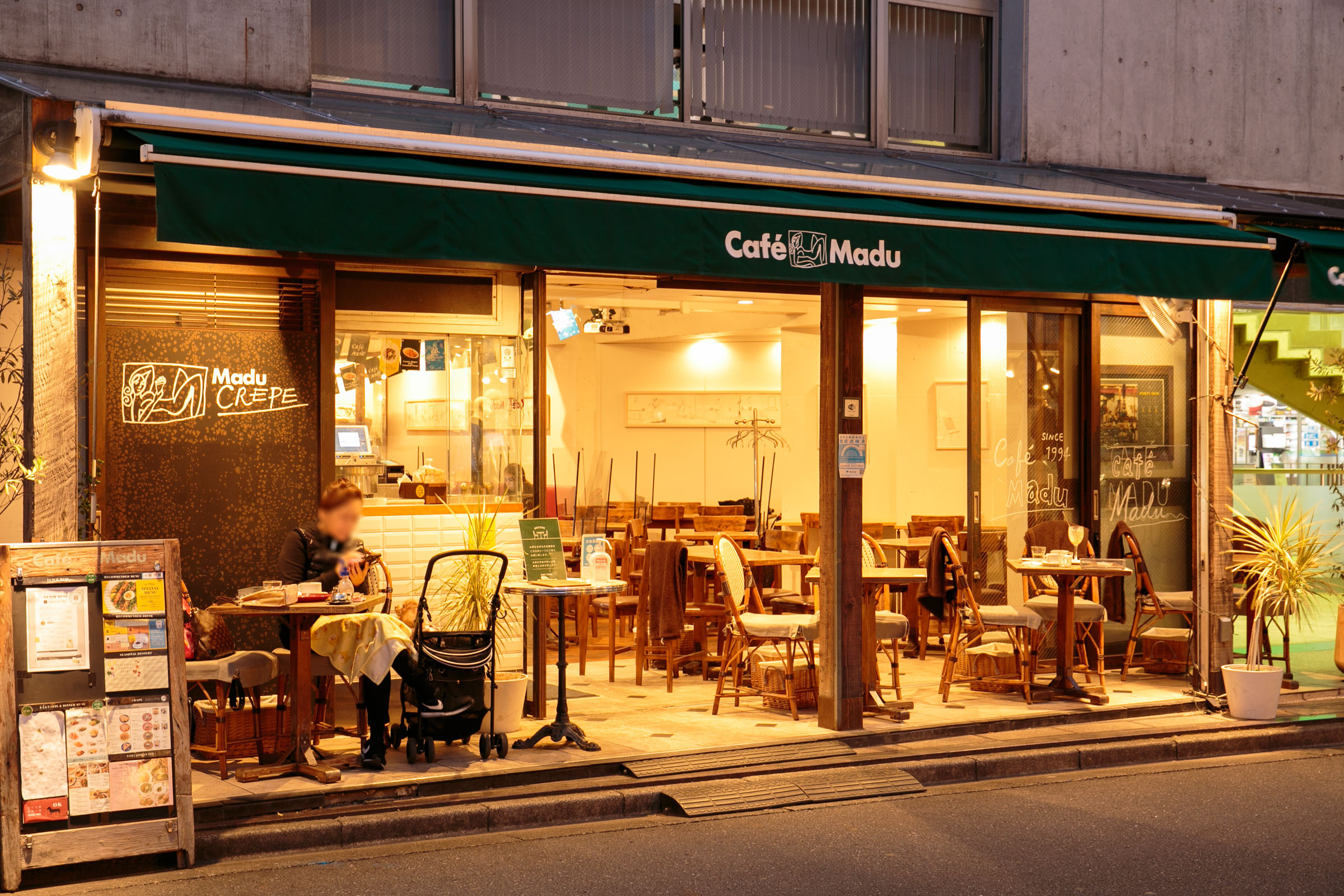 カフェ マディ 青山 店