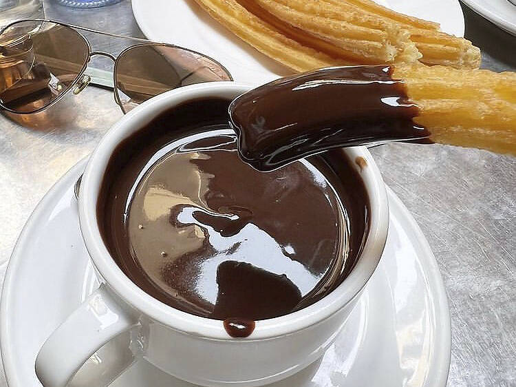 Una taza de chocolate con churros en San Ginés