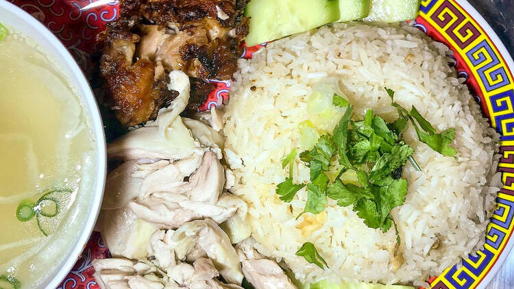 A plate of Hainanese chicken rice.