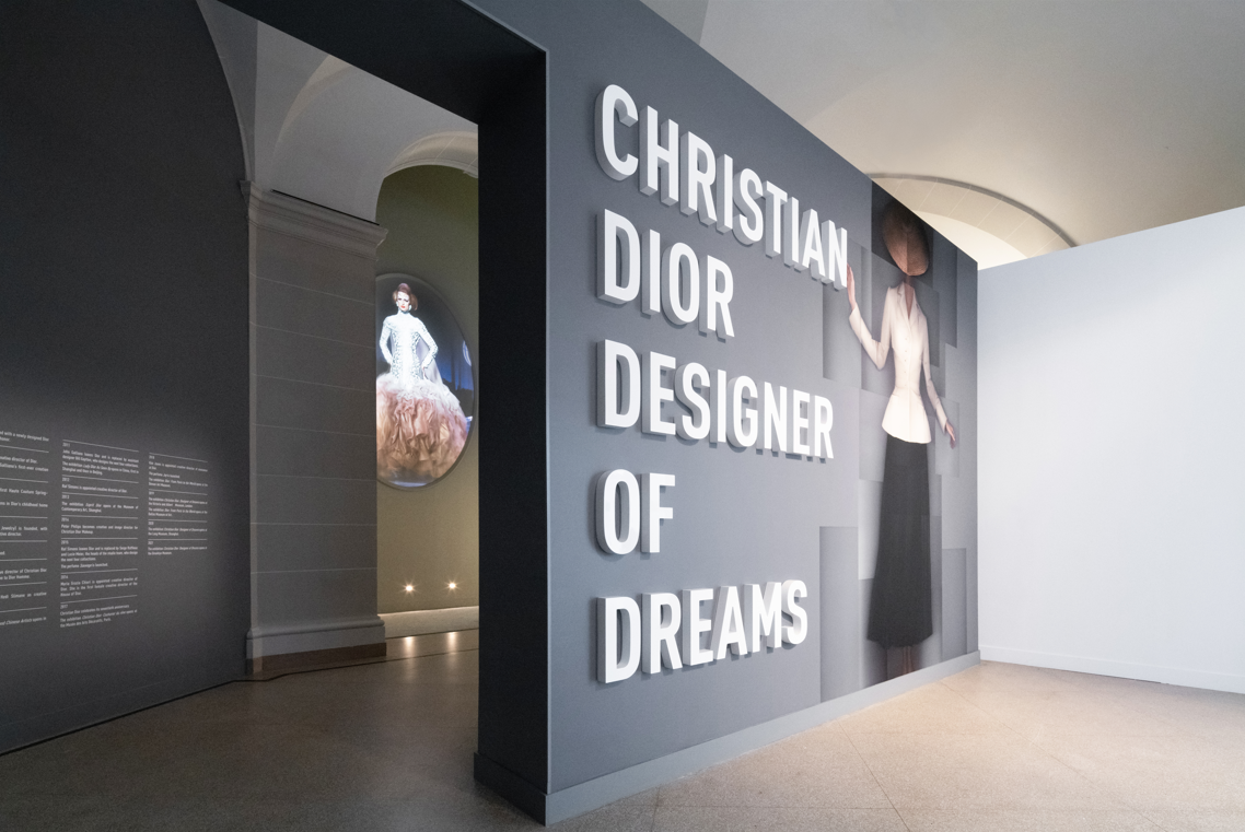 Christian Dior Designer of Dreams  Expositions  DIOR BG