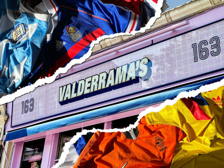 تحقق من معرض قمصان كرة القدم الرجعية في Valderrama bar