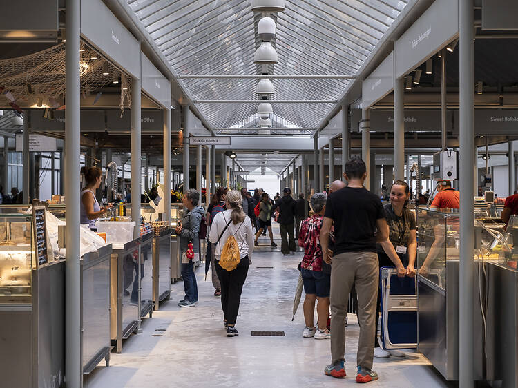 Comprar souvenires em um mercado turístico