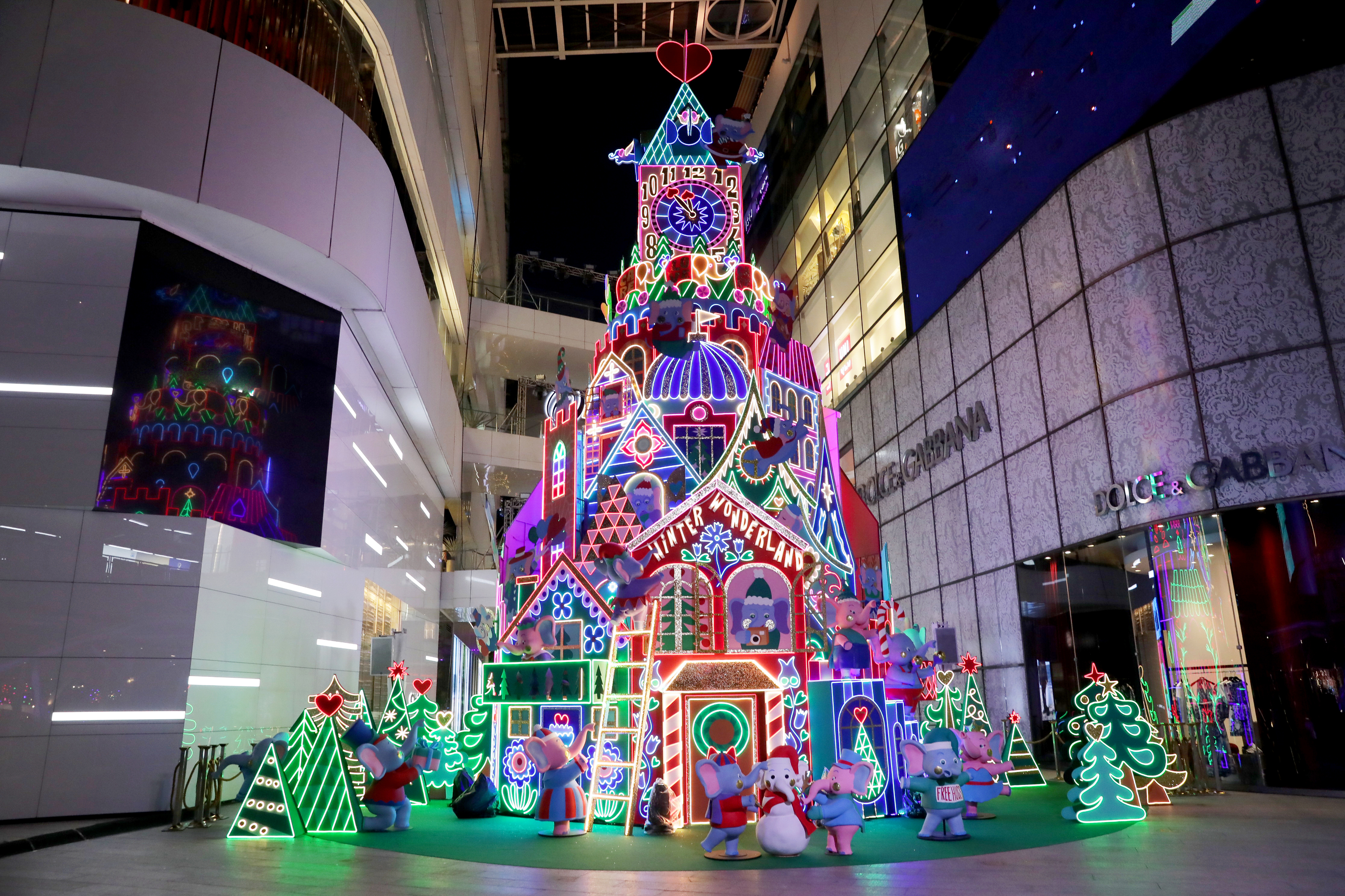 Shopping itineraries in Emquartier Department Store in October