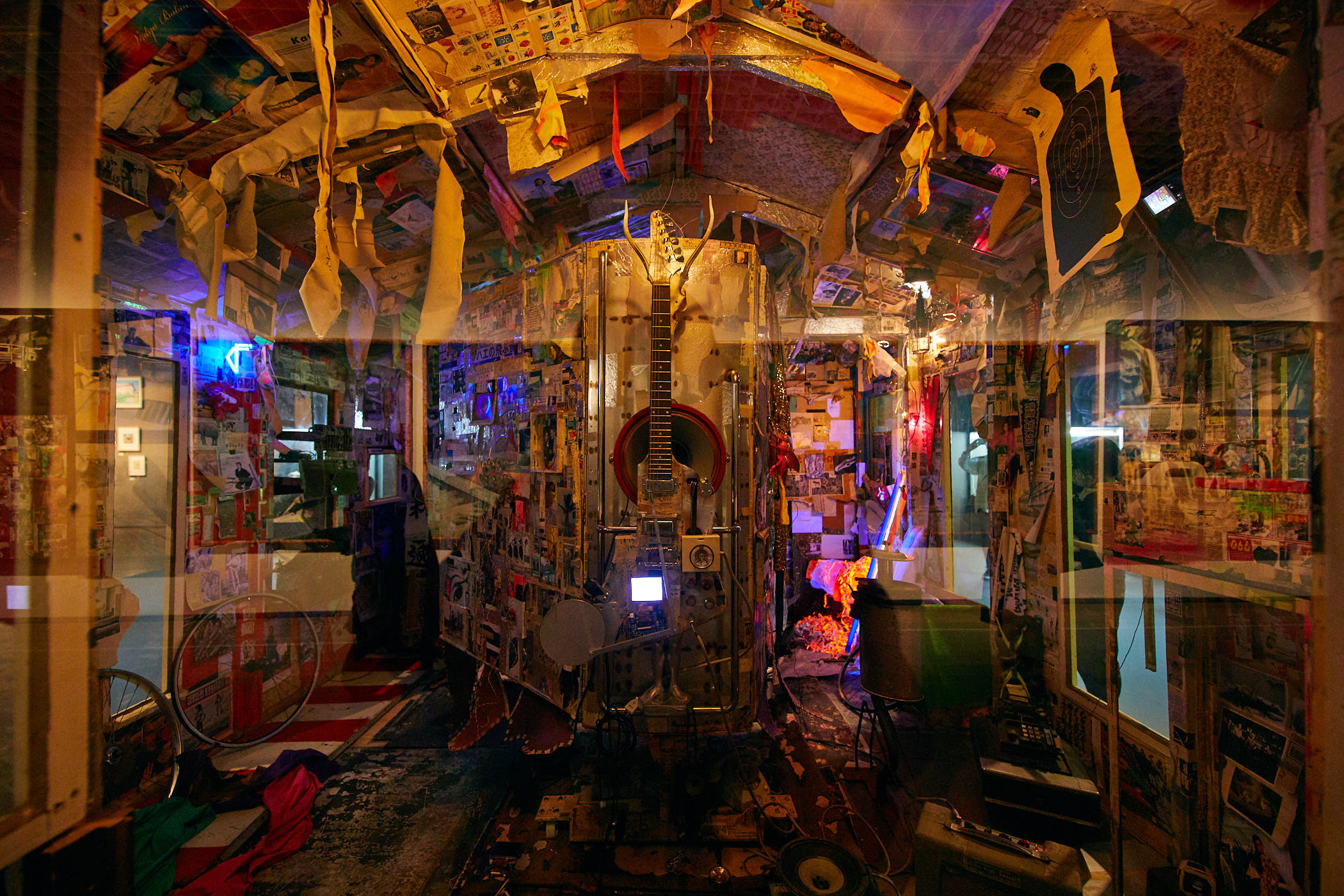 「モンシェリー:スクラップ小屋としての自画像」