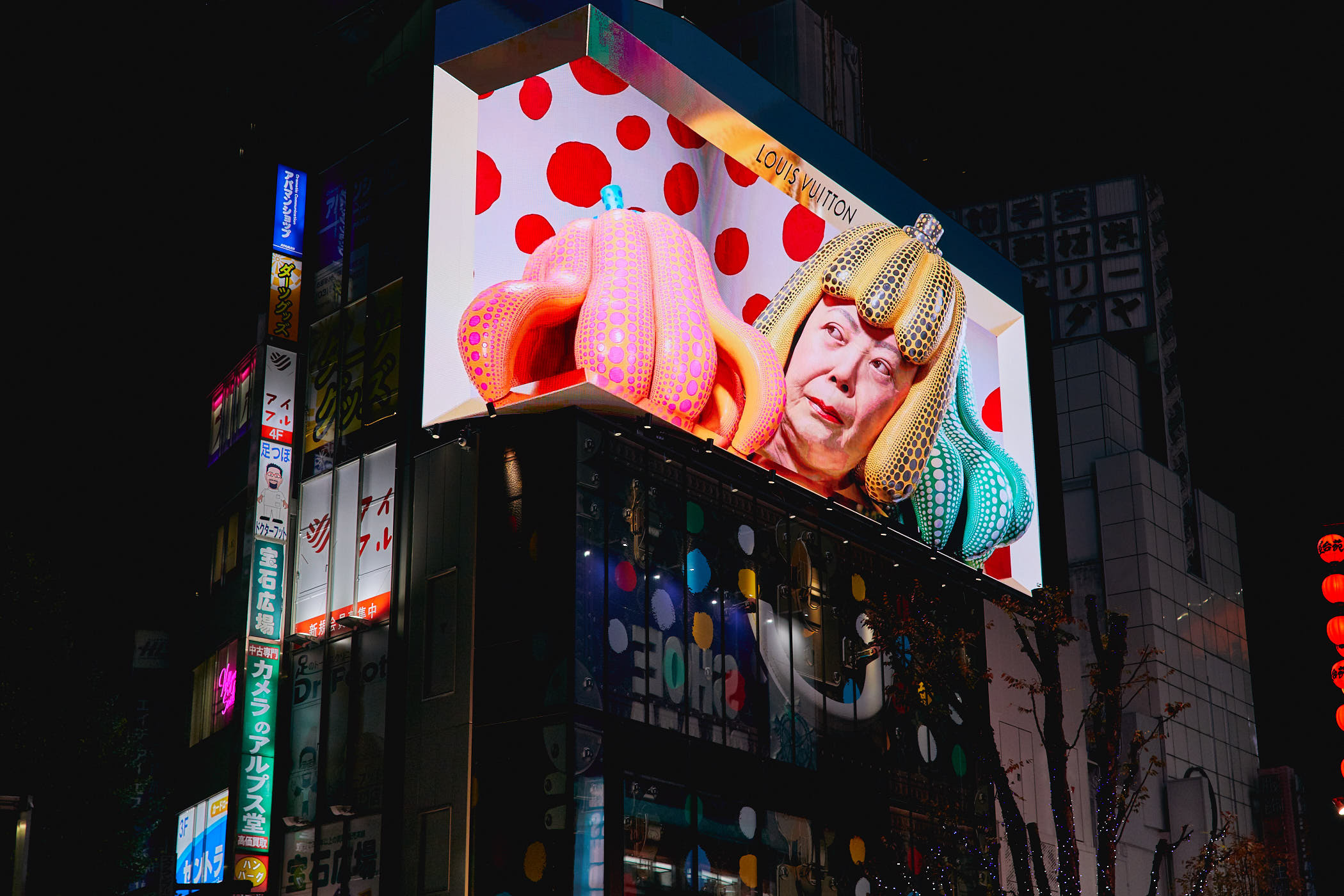 The gigantic Yayoi Kusama in front of the Louis Vuitton headquarters,  facing the Samaritaine 