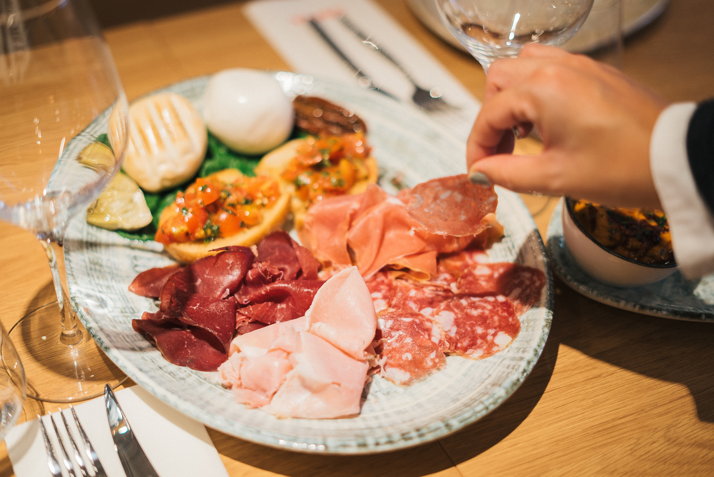 O mozzarella bar do Obicà estreia-se em Lisboa no Príncipe Real