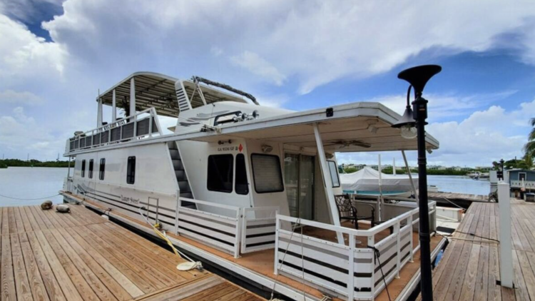 The cozy houseboat on Stock Island