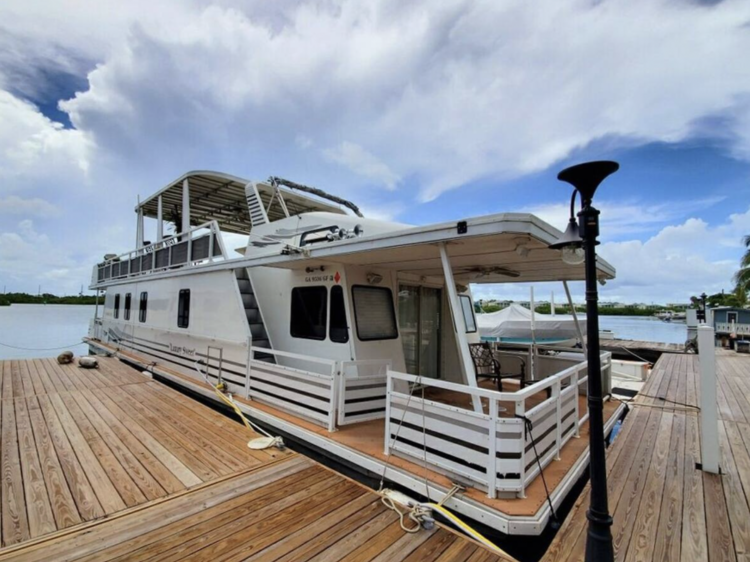 The cozy houseboat on Stock Island