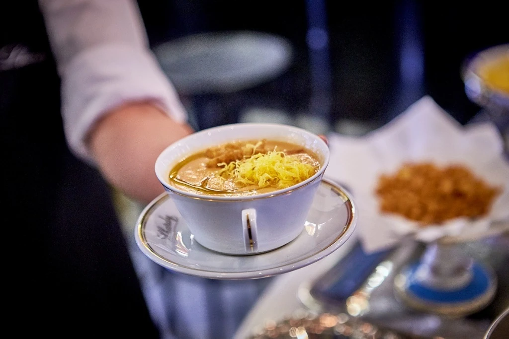 El consom&eacute; de Lhardy, un plato ic&oacute;nico para tomar en Navidad
