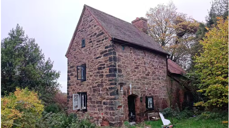 A cottage near green trees and shurb