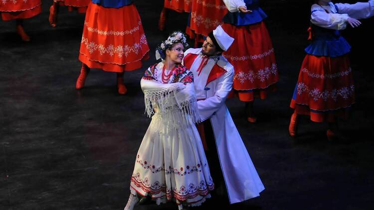 Two traditional Polish dancers