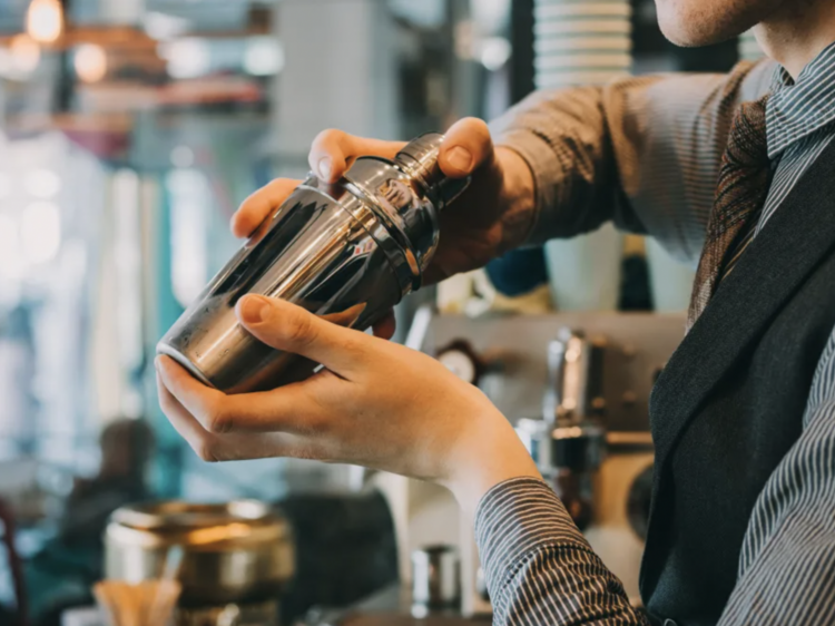 Apprendre à concocter des cocktails aussi chics qu’au Ritz