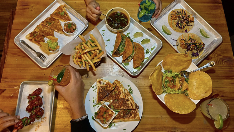 Tacos, guacamole, queso (Casa Maya)