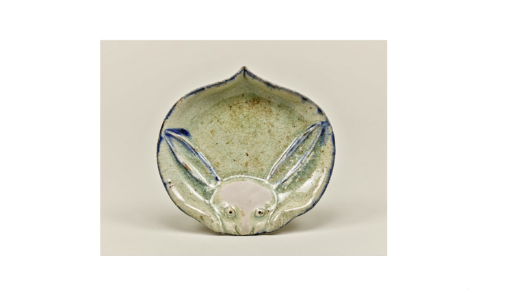 「染付兎形皿」　御深井　江戸時代・19世紀　東京国立博物館蔵