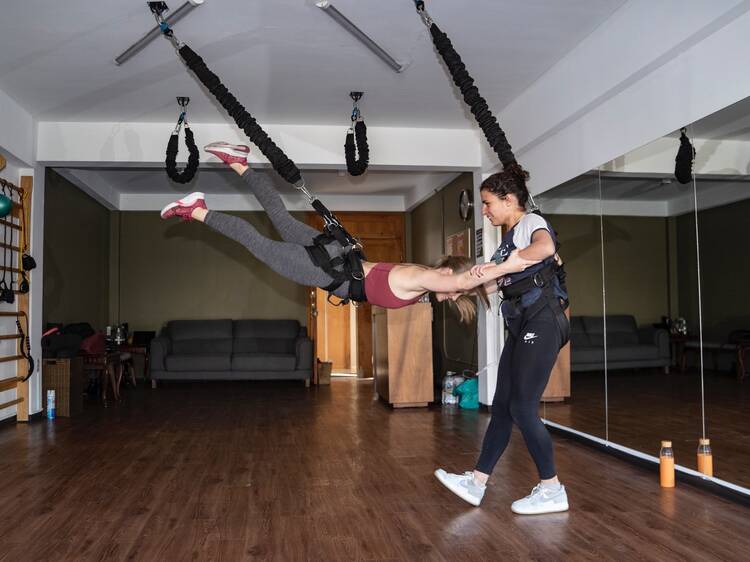 Toma una clase de bungee aéreo