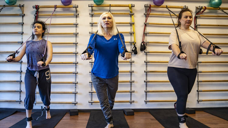 Tres mujeres haciendo ligas en Rock your body