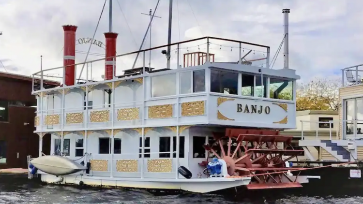 The iconic paddlewheeler houseboat in Gas Works Park