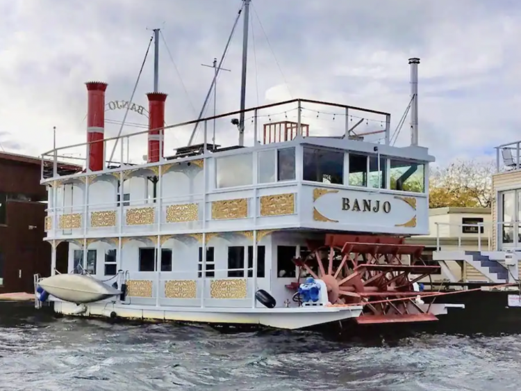 The iconic paddlewheeler houseboat in Gas Works Park