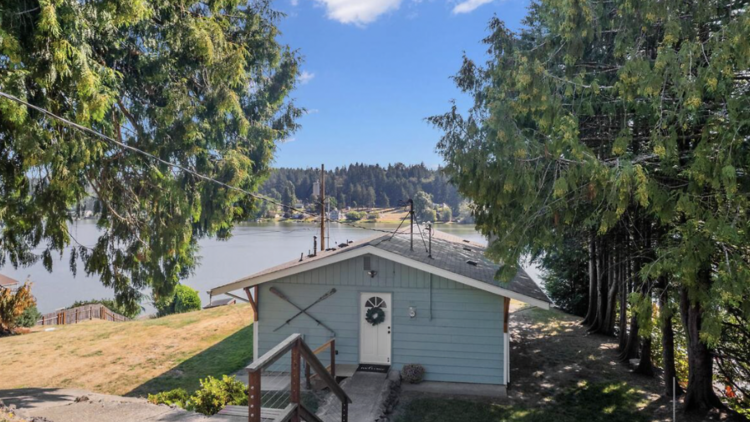 The lakefront cottage in Port Orchard