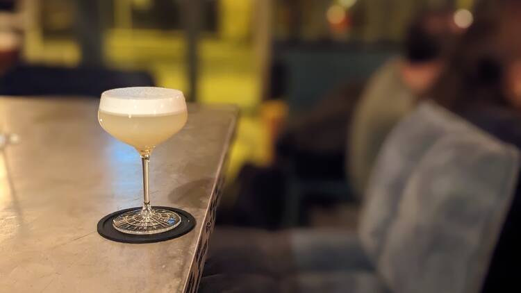 Comptoir et verre à cocktail