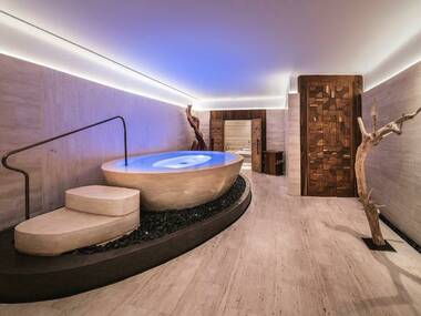 10 hoteles con jacuzzi en Madrid: ¡olvídate del estrés! 10 hoteles con jacuzzi en Madrid: ¡olvídate del estrés!