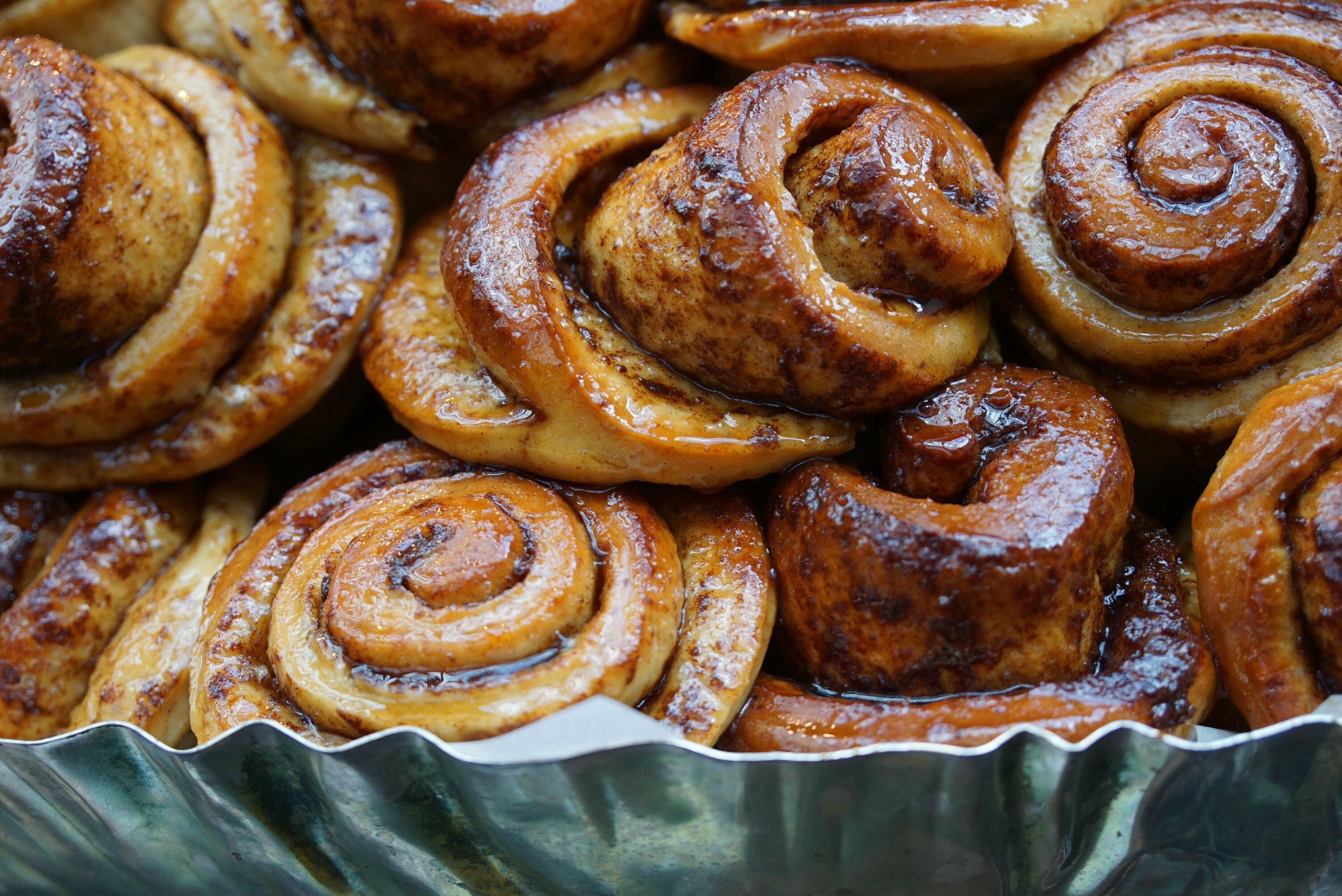 Um dos doces mais famosos do mundo, o cinnamon roll. Custam a
