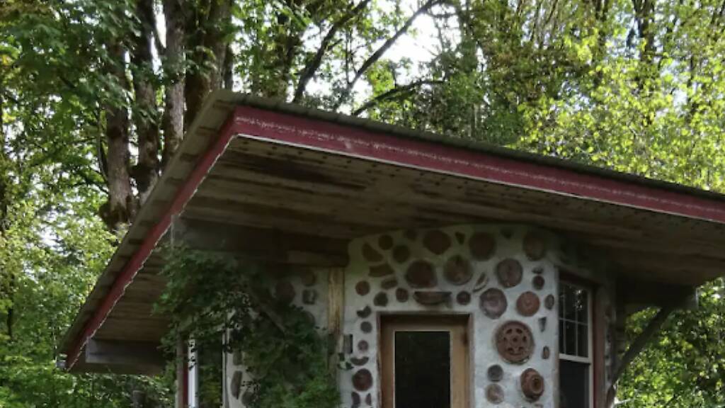 12 Awesome Off-Grid Airbnb Properties Across the U.S.