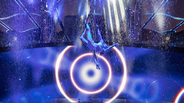 Catch spectacular free aerial acrobatics performance, Aqualume