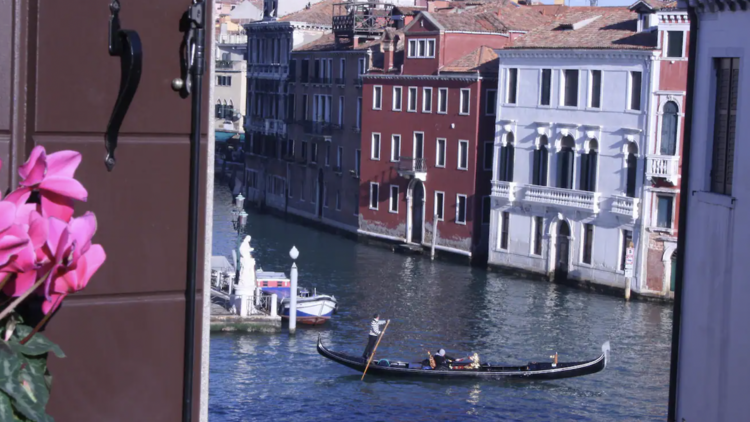 The one-bed canal penthouse with terrace near the Grand Canal