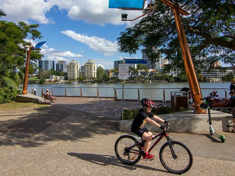 Ride along Kangaroo Point Bikeway