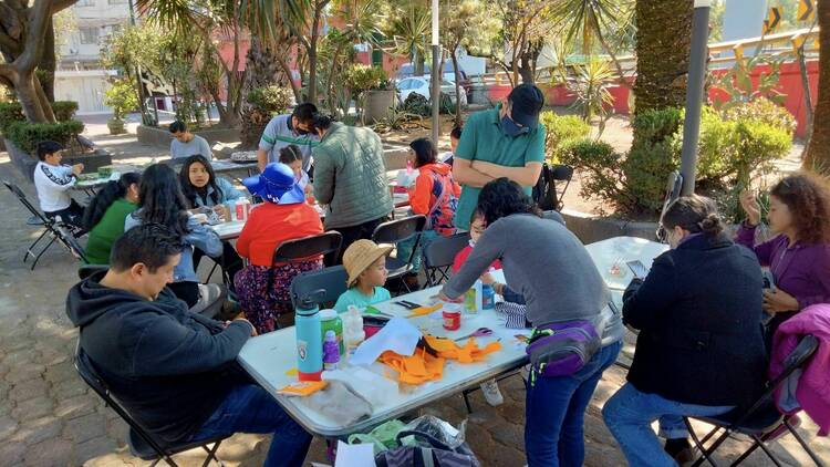 Familias realizando actividades con niños en Centro Cultural La Pirámide