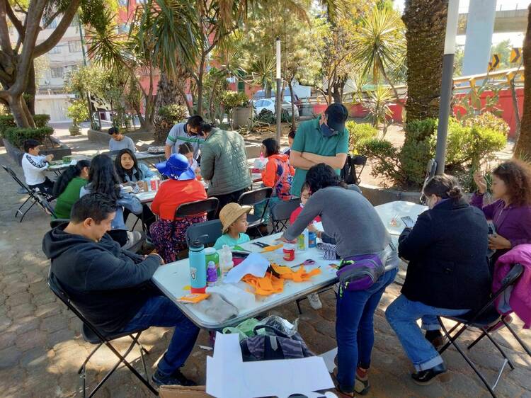 Familias realizando actividades con niños en Centro Cultural La Pirámide