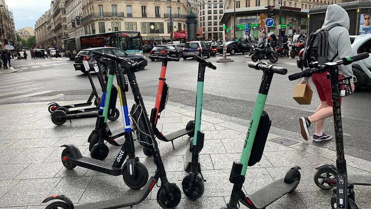 Electric scooters and e-scooters in Paris