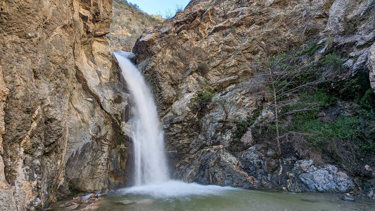 Hike to Eaton Canyon Falls and back in less than an hour