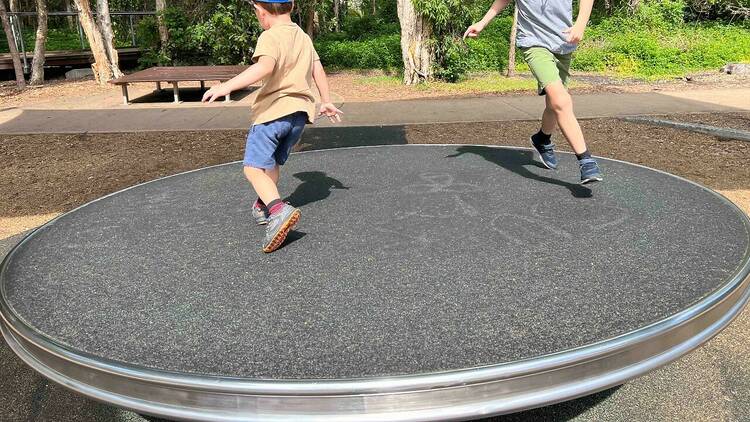 A spinning play structure