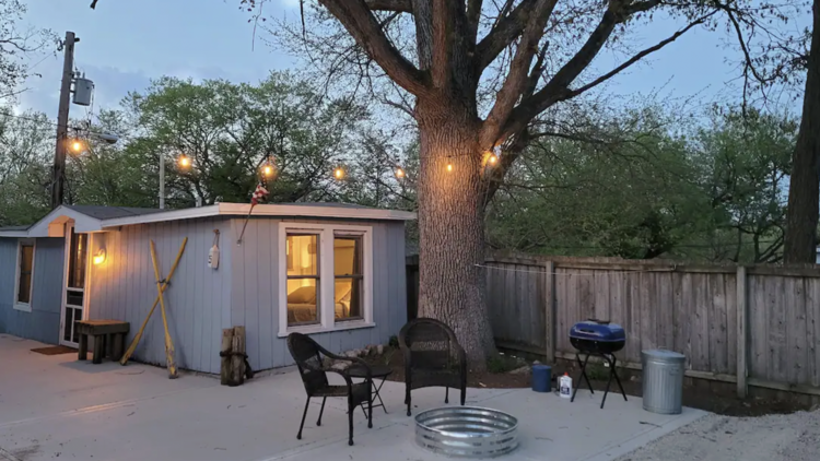 The tiny lake cottage in Antioch