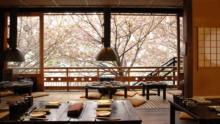 5 Nakameguro restaurants and cafés with the best cherry blossom views