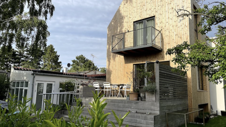 The minimalist abode with the terrace near Field's