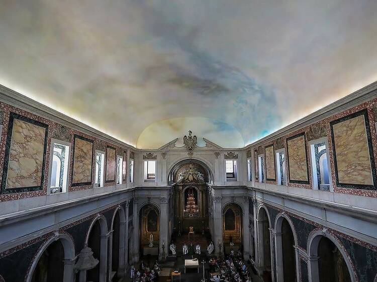 Há uma igreja que no tecto tem o céu e não o Céu