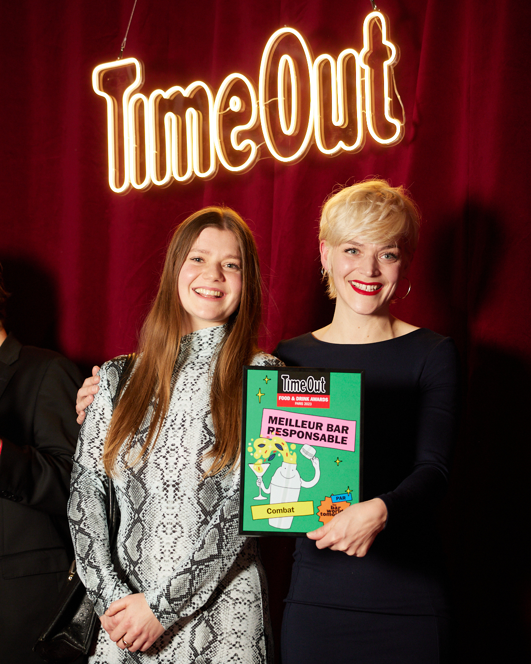 Margot Lecarpentier recevant son prix du meilleur bar responsable.