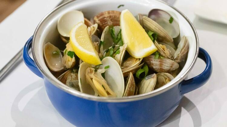 Sautéed clams with white wine sauce